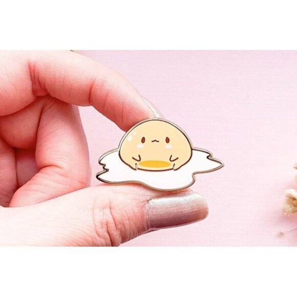 Sunny Side Up Egg Enamel Pin - Kawaii Brooch - Gold Plated Jewelry - Picture 4 of 7